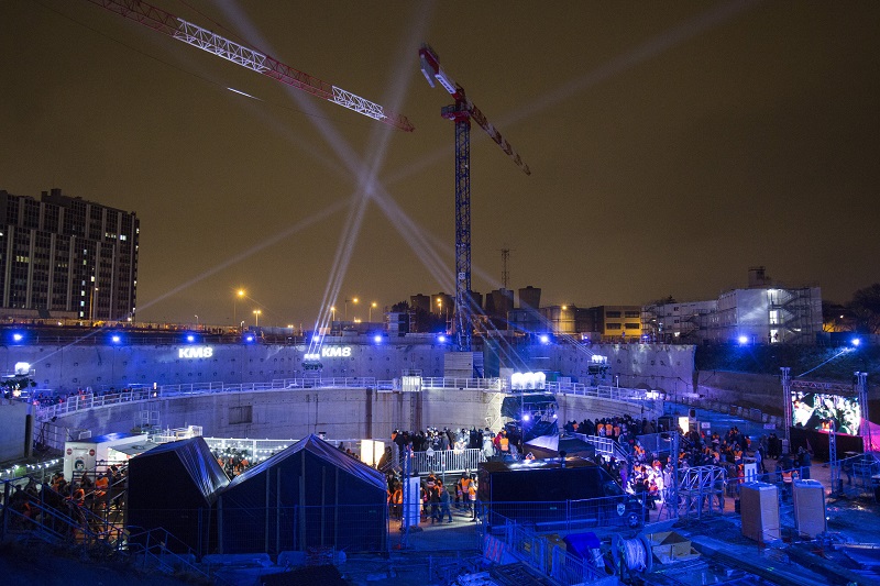 Mise en lumière et faisceaux lumineux de nuit autour du chantier de Villejuif Institut Gustave-Roussy 