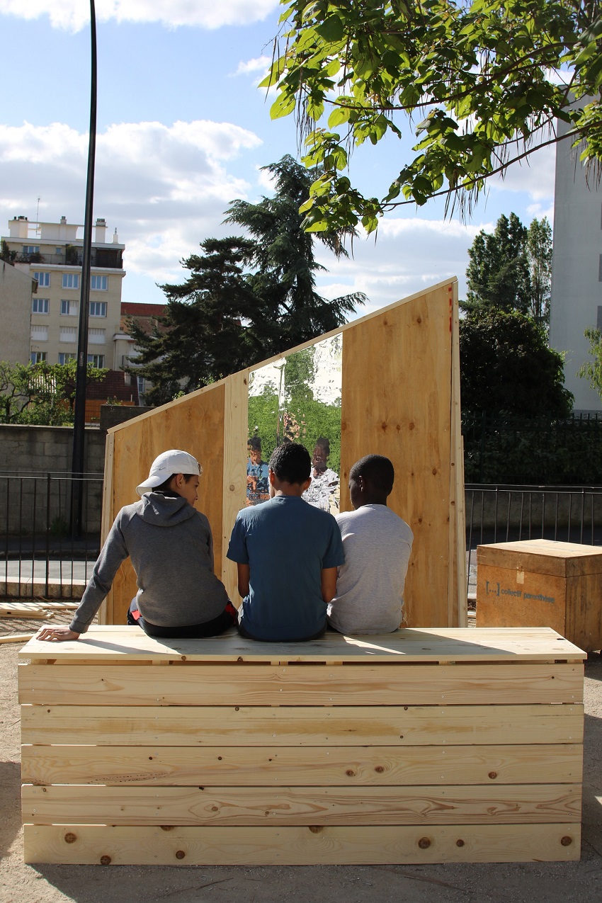 Jeune public en train de fabriquer du mobilier dans le cadre du chantier partagé du collectif Parenthèse à Champigny