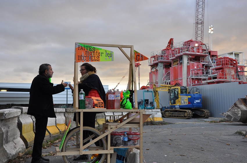 Echanges entre deux personnes aux abords du chantier des Ardoines dans le cadre du chantier partagé du collectif « Ne Rougissez Pas »