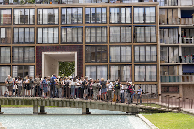 Un groupe de marcheurs devant les grands ensemble de l’architecte Fernand Pouillon à Boulogne-Billancourt