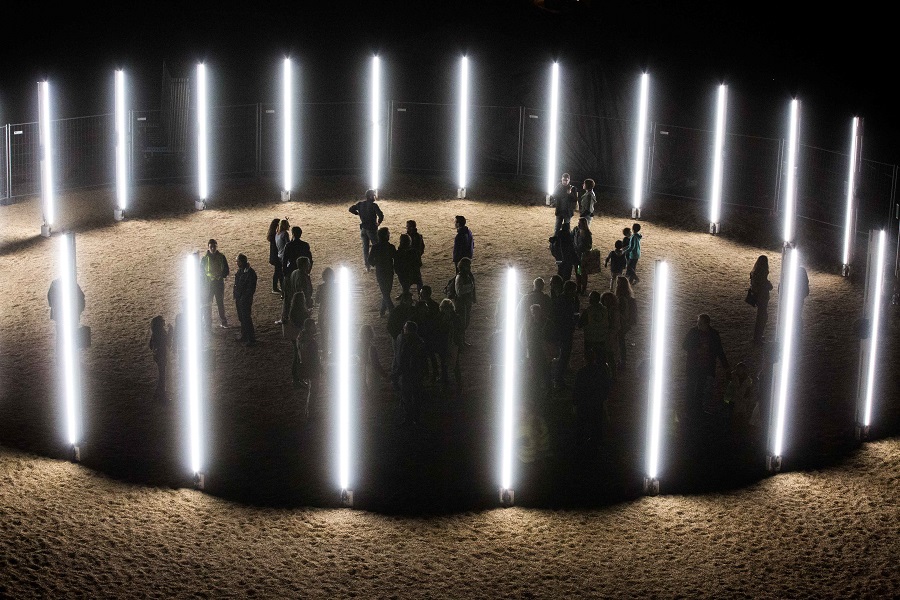 Public en gilet jaune de chantier autour de l’œuvre « Gyrotope » de l’artiste Pablo Valbuena présentée lors du KM4 au Bourget