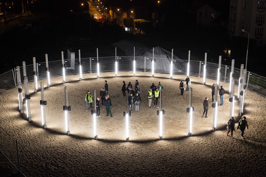 Public en gilet jaune de chantier autour de l’œuvre « Gyrotope » de l’artiste Pablo Valbuena présentée lors du KM4 au Bourget