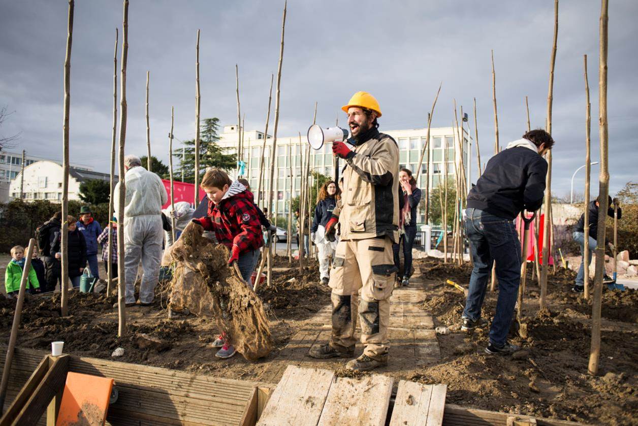 L’artiste Thierry Boutonnier avec un haut-parleur au milieu de la pépinière Vive les Groues à Nanterre