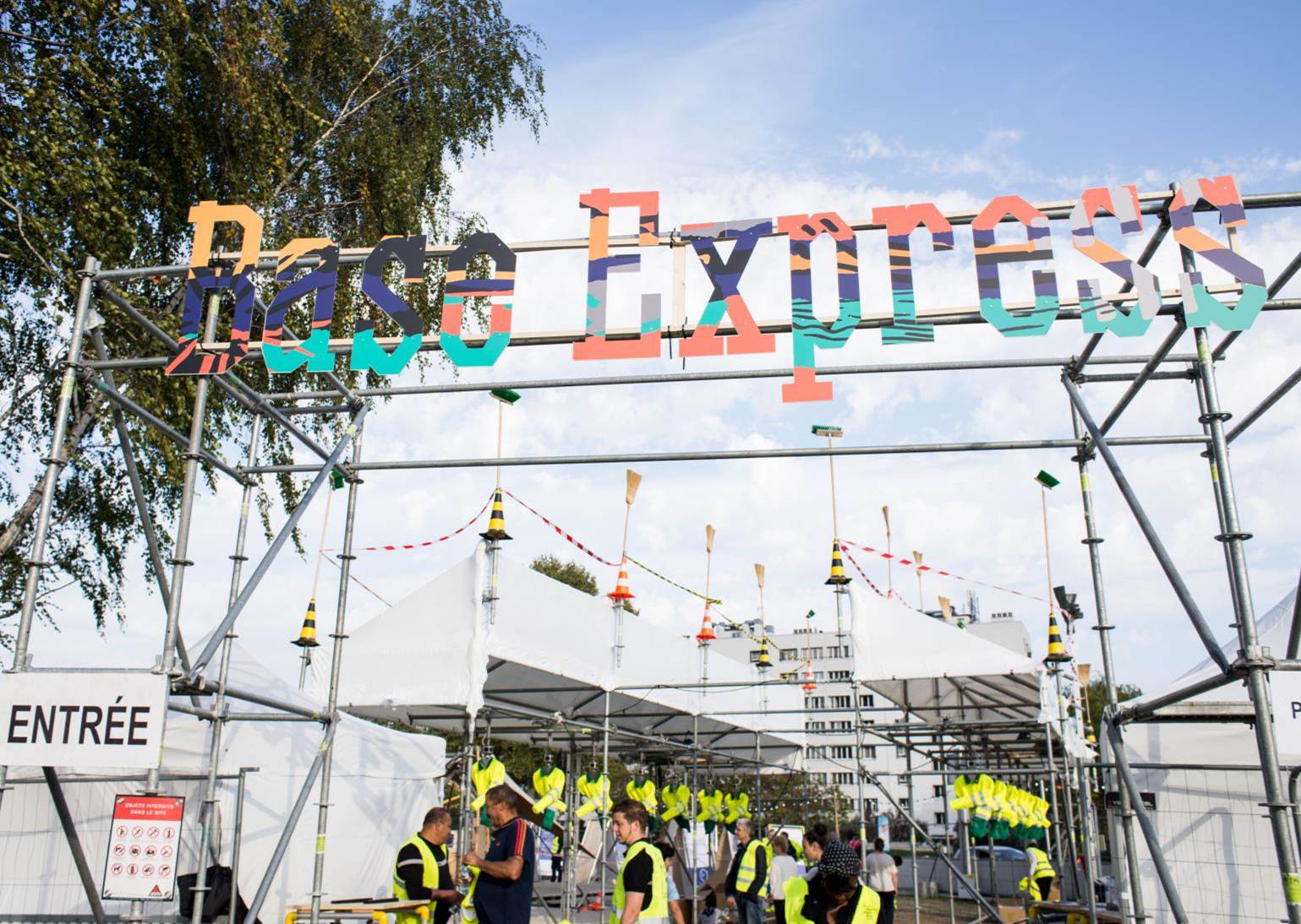 Entrée du KM4 sur le chantier de la Courneuve, composée d’un portique intitulé « Base Express »