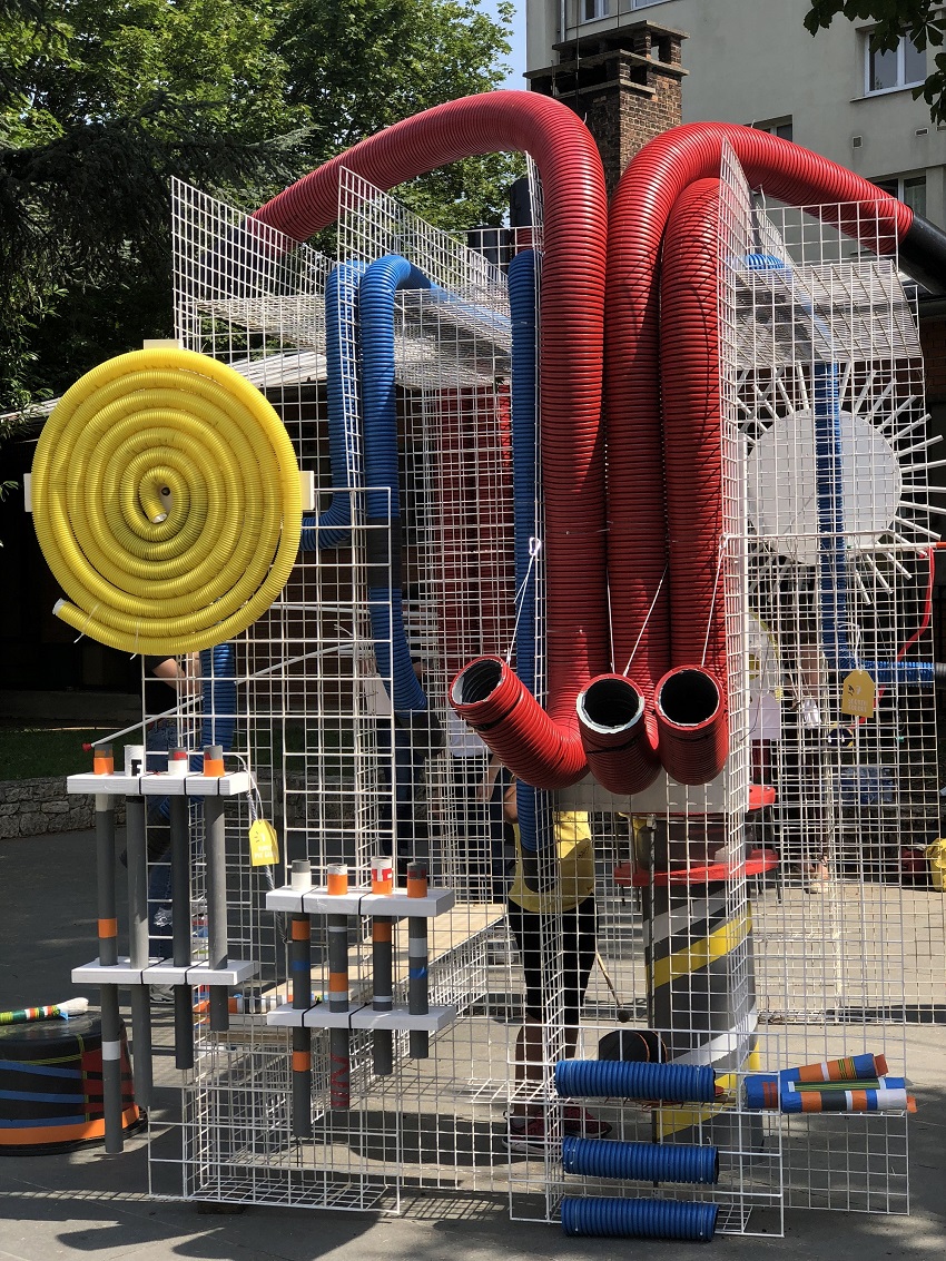 Installation sonore avec des matériaux de récupération avec du public autour dans le cadre du chantier partagé « Ateliers sonores » du collectif Si Architectes à Bagneux en 2018