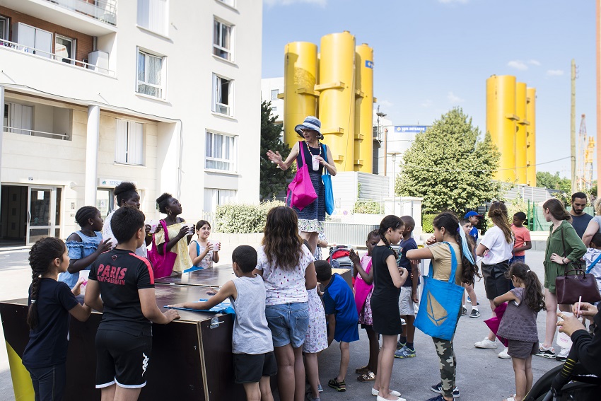 Jeune public en train de fabriquer du mobilier dans le cadre du chantier partagé du collectif Parenthèse à Champigny