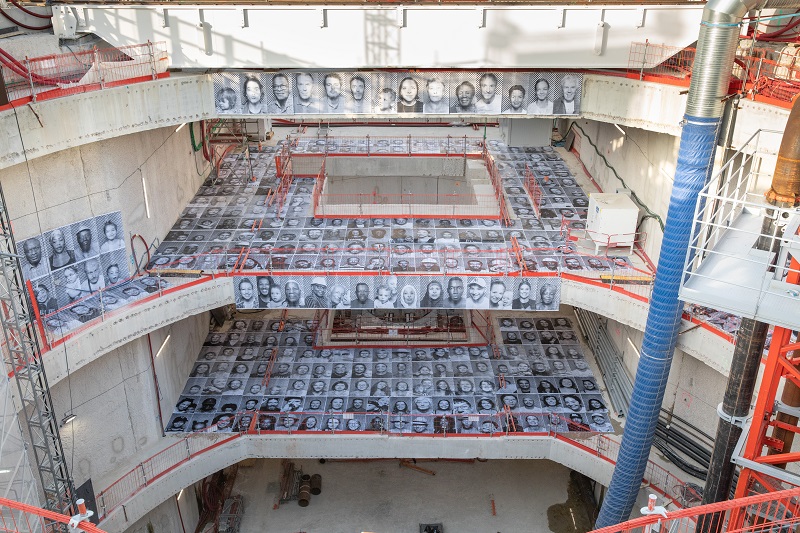 Photographies de portraits de l’artiste JR dans le puits du chantier de la friche Arrighi à Vitry lors du KM6