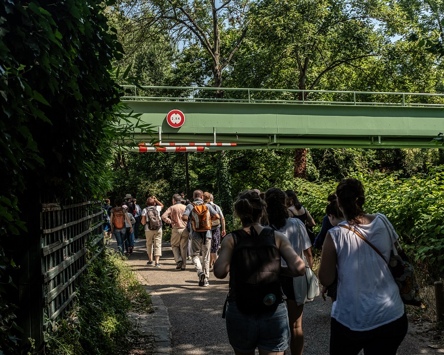 Groupe de marcheurs sur les îles de Créteil dans le cadre d’une balade urbaine sur le tracé de la ligne 15 sud du Grand Paris Express