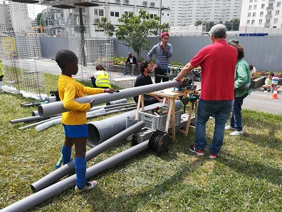 Création d’une installation sonore avec des tubes en matériaux de récupération avec du public autour dans le cadre du chantier partagé « Ateliers sonores » du collectif Si Architectes à Bagneux en 2018