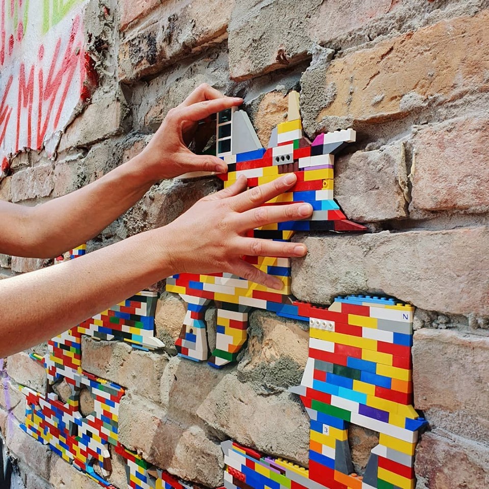 Briques de légo sur un mur qui constituent le module « Dispatchwork » de l’artiste Jan Vormann 