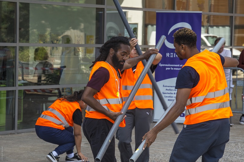 Danseur en gilet orange autour du module de dans Reicko à Villejuif Joseph dans le cadre du « chantier partagé » de la Société du Grand Paris