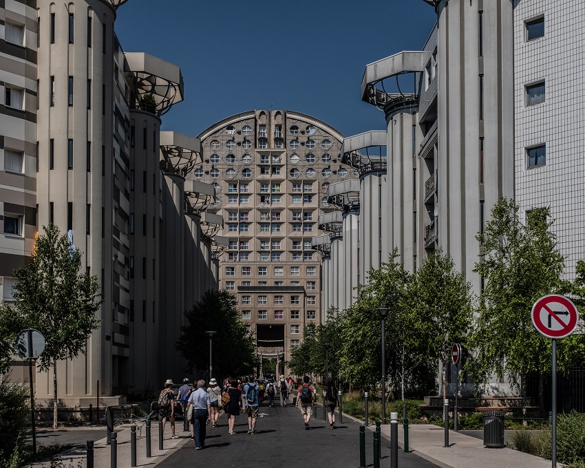 Groupe de marcheurs devant les arènes de Picasso à Noisy-le-Grand dans le cadre d’une balade urbaine sur le tracé de la ligne 15 sud du Grand Paris Express