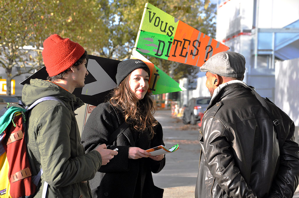 Echanges entre trois personnes aux abords du chantier des Ardoines dans le cadre du chantier partagé du collectif « Ne Rougissez Pas »