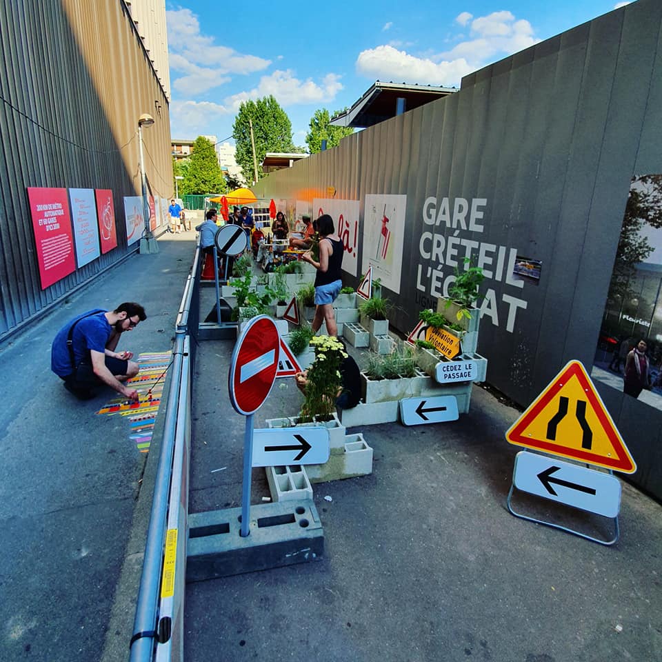 Interventions artistiques devant les palissades du chantier de la gare de Créteil L’Echat dans le cadre du chantier partagé de la Société du Grand Paris, mené par Jan Vormann à Créteil 