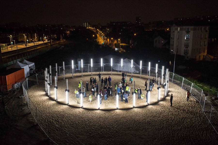 Public en gilet jaune de chantier autour de l’œuvre « Gyrotope » de l’artiste Pablo Valbuena présentée lors du KM4 au Bourget