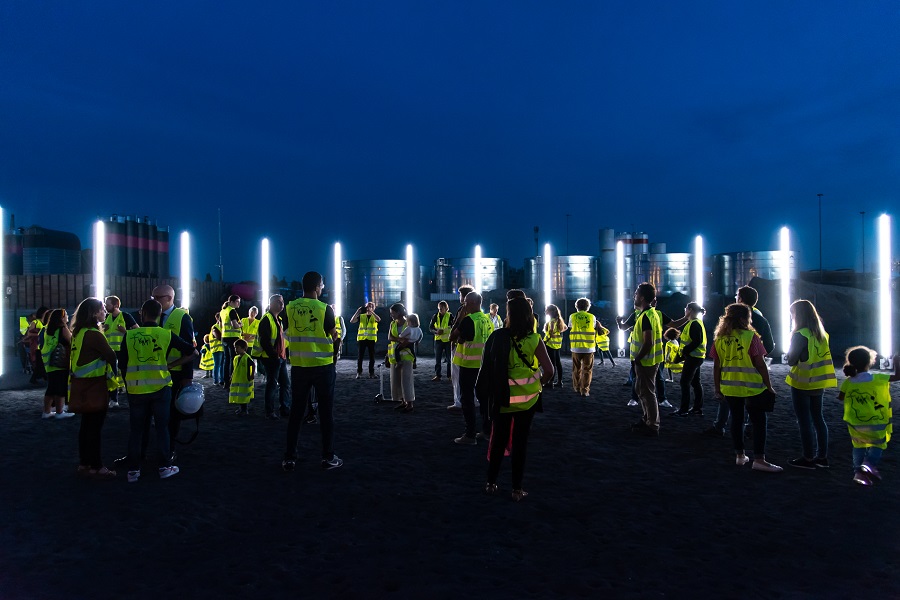 Public en gilet jaune de chantier autour de l’œuvre « Gyrotope » de l’artiste Pablo Valbuena présentée lors du KM4 au Bourget