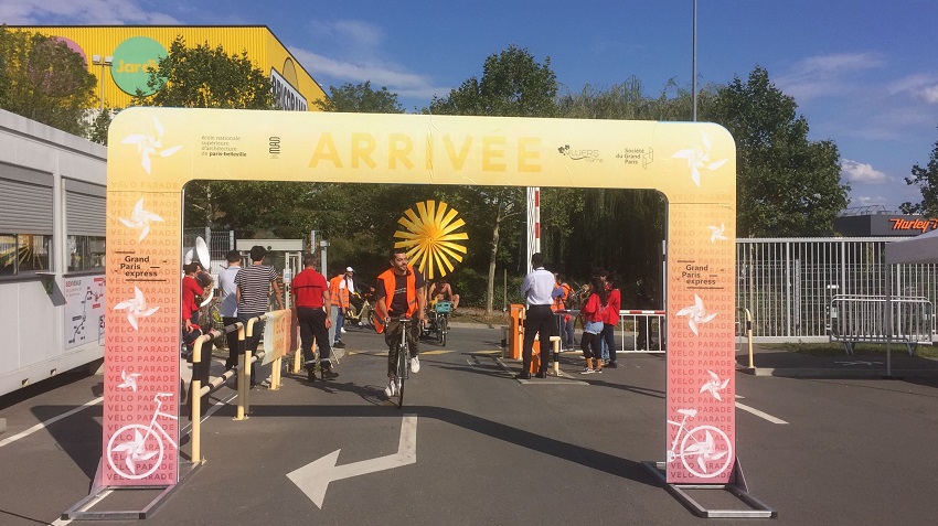 Public en vélo en espace public à l’arrivée de la vélo parade dans le cadre du chantier partagé de l’ENSA-PB et de l’Ecole Camondo à Paris-Belleville