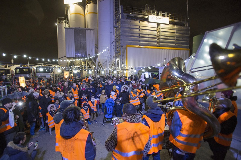 Le public autour de la fanfare dans le cadre du KM8 sur le chantier de la future gare Villejuif Institut Gustave-Roussy