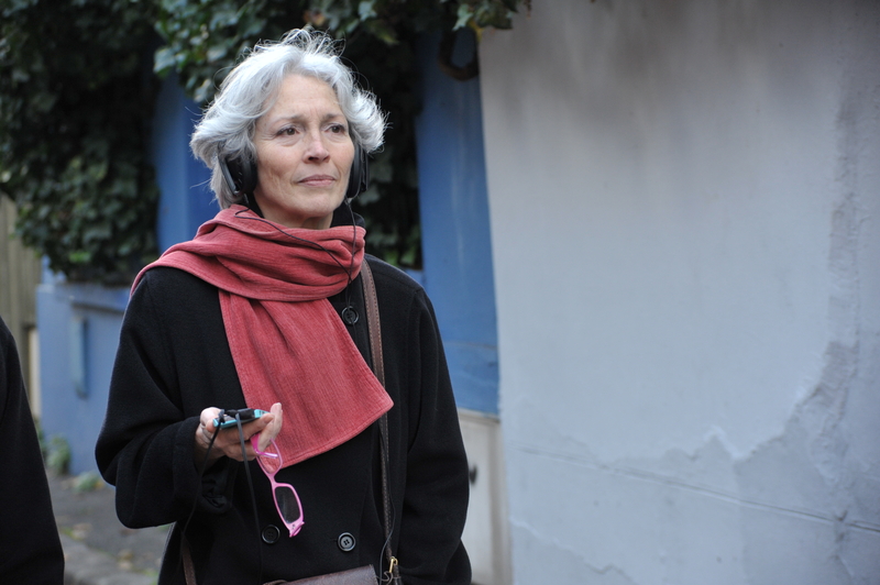 Capucine Vever, casque sur les oreilles, déambule guidé par les voix 