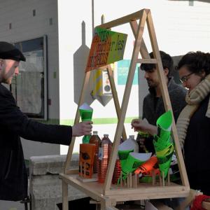 Collectif et riverains échangeant autour d’une installation en bois  