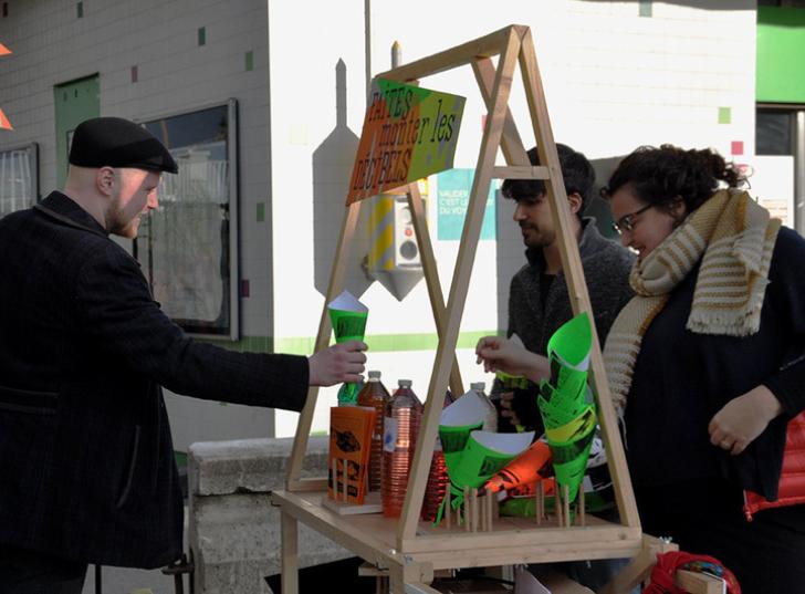 Collectif et riverains échangeant autour d’une installation en bois  