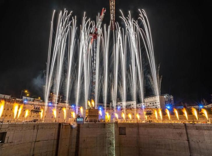 Spectacle pyrotechnique de Groupe F lors du KM8 sur le chantier de la gare de Villejuif-Institut Gustave Roussy 