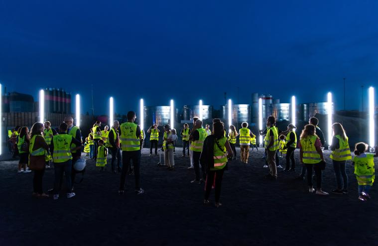 Public en gilet jaune de chantier autour de l’œuvre « Gyrotope » de l’artiste Pablo Valbuena présentée lors du KM4 au Bourget