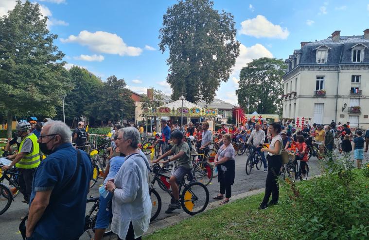 Public en vélo en espace public au départ Départ de la vélo parade dans le cadre du chantier partagé de l’ENSA-PB et de l’Ecole Camondo à Paris-Belleville