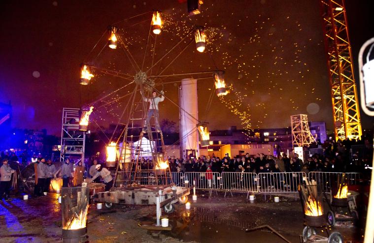 Spectacle pyrotechnique de la Compagnie « La Machine » avec une roue en feu lors du KM5 à Bagneux