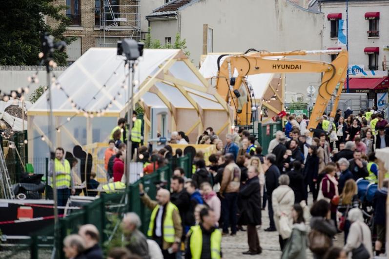 Public devant les cahuttes sur le chantier de Fort-d’Issy-Vanves-Clamart-Malakoff lors du KM1