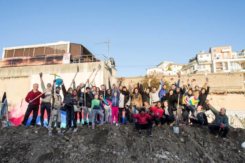 Photo de groupe dans la pépinière Vive les Groues autour de l’artiste Thierry Boutonnier