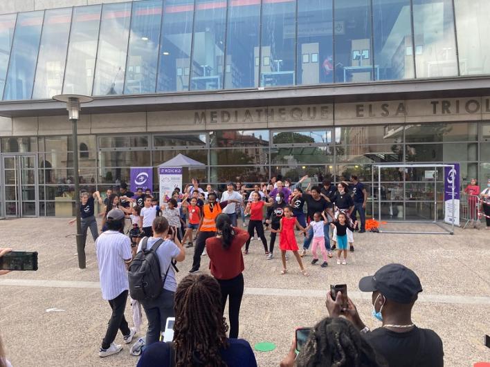 Danseur en gilet orange autour du module de dans Reicko à Villejuif Joseph dans le cadre du « chantier partagé » de la Société du Grand Paris