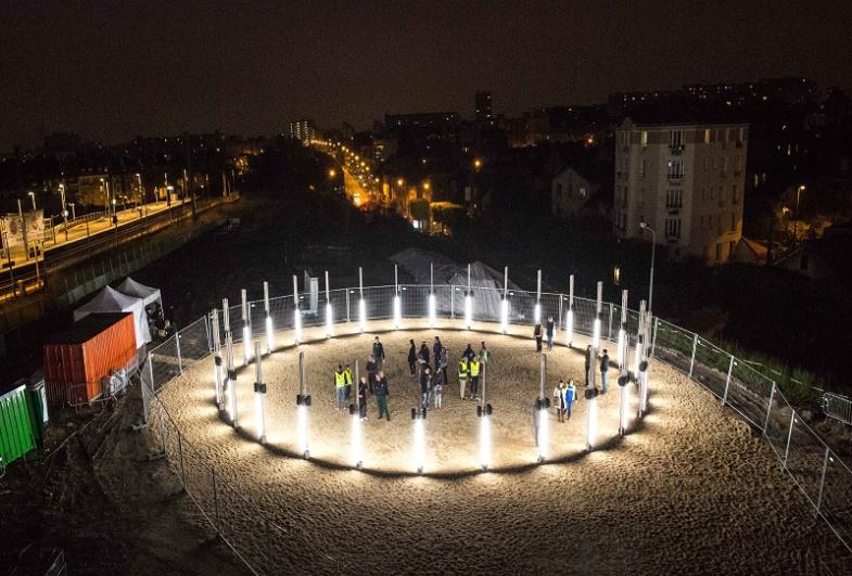 Public en gilet jaune de chantier autour de l’œuvre « Gyrotope » de l’artiste Pablo Valbuena