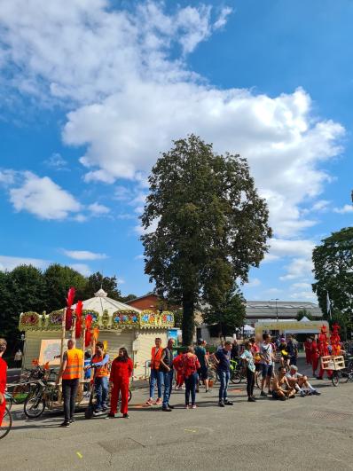 Public en vélo en espace public au départ de la vélo parade dans le cadre du chantier partagé de l’ENSA-PB et de l’Ecole Camondo à Paris-Belleville