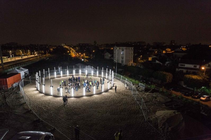 Public en gilet jaune de chantier autour de l’œuvre « Gyrotope » de l’artiste Pablo Valbuena présentée lors du KM4 au Bourget