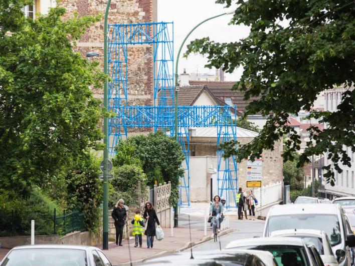 Chaise géante bleue présentée dans la rue aux abords du chantier de à Fort-d’Issy-Vanves-Clamart-Malakoff lors du KM1