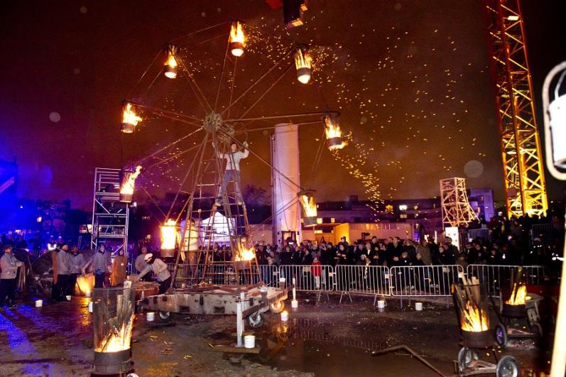 Spectacle pyrotechnique de la Compagnie « La Machine » avec une roue en feu lors du KM5 à Bagneux