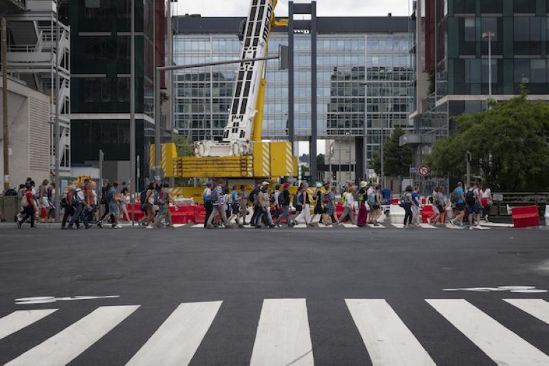 Un groupe de marcheurs devant Les terrasses de Nanterre