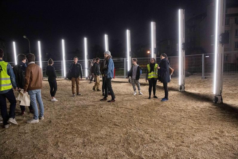 Public en gilet jaune de chantier autour de l’œuvre « Gyrotope » de l’artiste Pablo Valbuena présentée lors du KM4 au Bourget