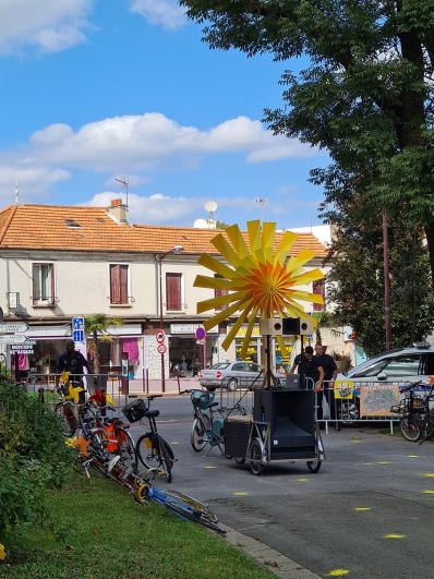 Public en vélo en espace public au départ de la vélo parade dans le cadre du chantier partagé de l’ENSA-PB et de l’Ecole Camondo à Paris-Belleville