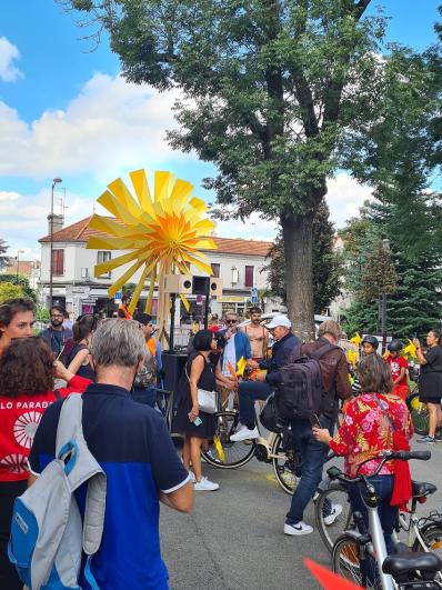 Public en vélo en espace public au départ de la vélo parade dans le cadre du chantier partagé de l’ENSA-PB et de l’Ecole Camondo à Paris-Belleville