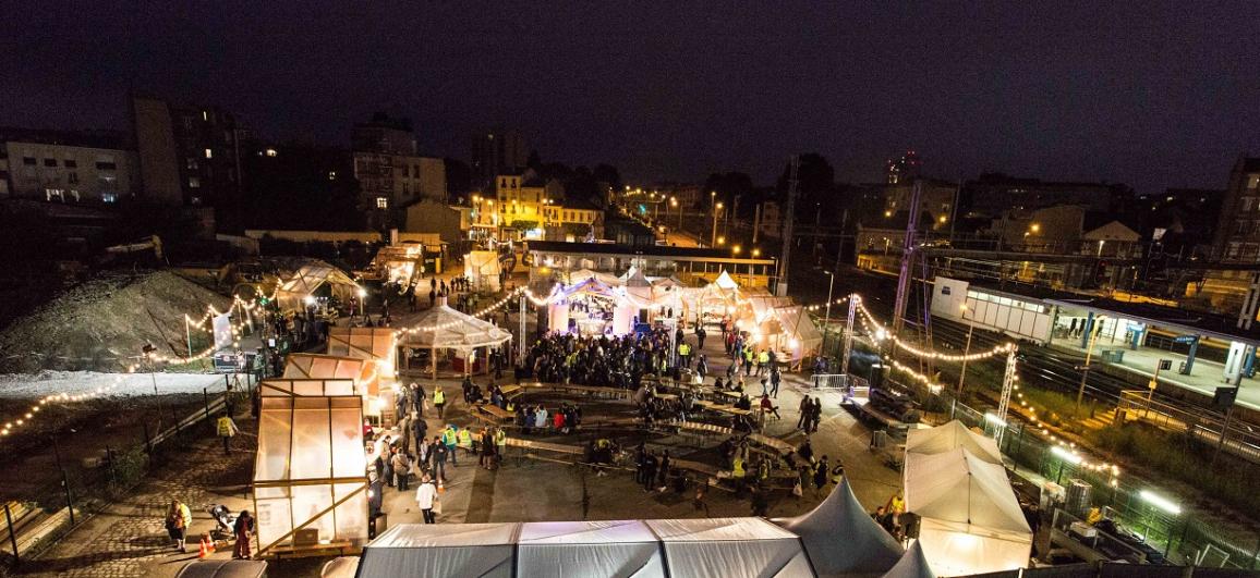 Le public de nuit, en vue aérienne, sur le chantier de la future gare de Fort-d’Issy-Vanves-Clamart-Malakoff lors du KM1