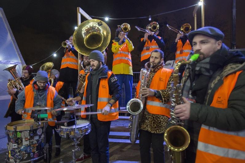 Musiciens en gilets orange de chantier dans le cadre du KM8 sur le chantier de la future gare Villejuif Institut Gustave-Roussy