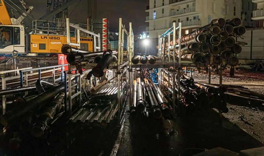 Mise en lumière du chantier de Clichy-Montfermeil de nuit dans le cadre du projet de Théodora Barat pour la nuit blanche, vue sur des tuyaux