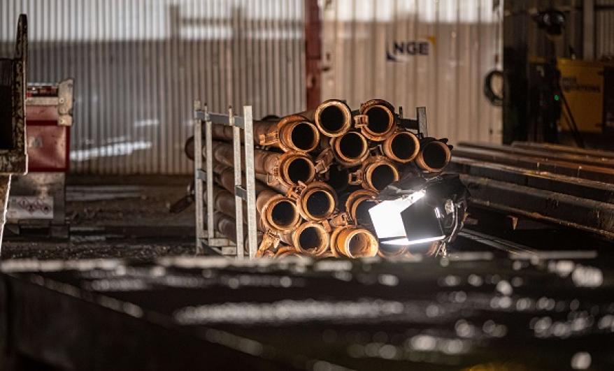 Mise en lumière du chantier de Clichy-Montfermeil de nuit dans le cadre du projet de Théodora Barat pour la nuit blanche, vue sur des tuyaux