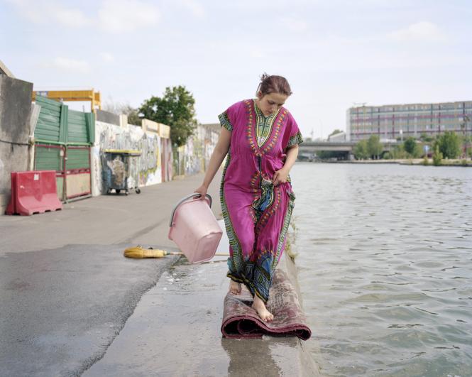 Marion Poussier  On est là, Simona, Aubervilliers, 2021 de la série : « On est là » Epreuve chromogène classique Kodachrome contrecollée sur aluminium 90 x 113 cm FNAC 2022-0022 Réalisée dans le cadre de la commande photographique « Regards du Grand Paris » 2020 - 2021 : Observer nos distances ; un partenariat entre le Centre national des arts plastiques et les Ateliers Médicis.