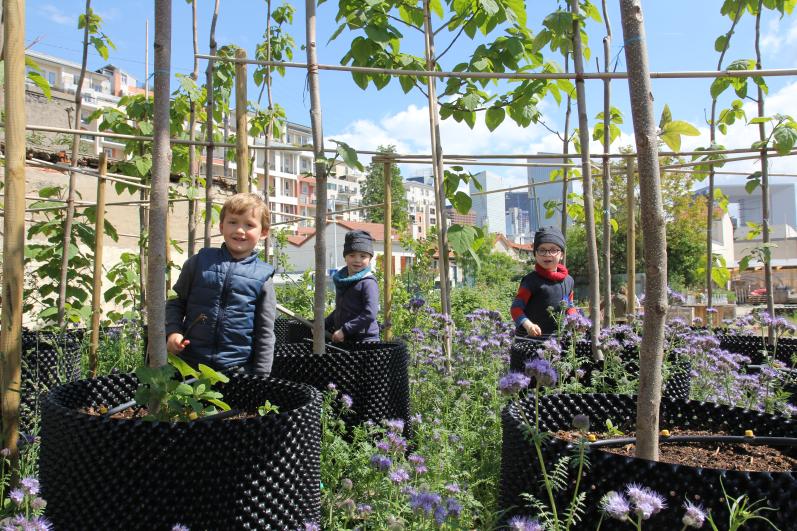 enfants jardinage